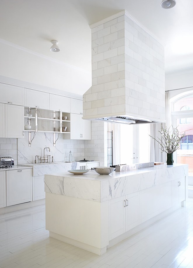 Gwyneth-Paltrow-NYC-apartment-white-kitchen-cococozy-romanandwilliams